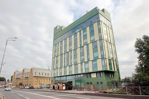 На Октябрьской набережной построили бизнес-центр в «стиле» хаотизм