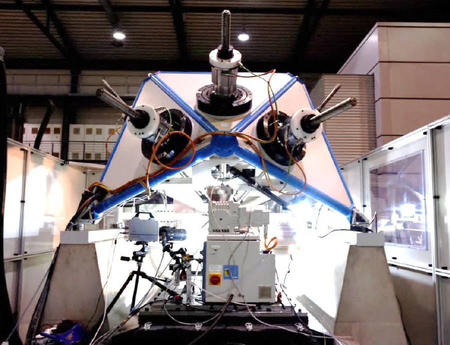 Рисунок 12. Технологическая установка на базе 5-ти осевой системы с параллельной кинематикой от компании METROM, экструзионный модуль расположен перед станком