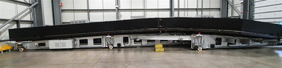 Рис. 4. Оснастка из углепластика для изготовления обшивки крыла с индивидуальной системой нагрева заготовок деталей по зонам.