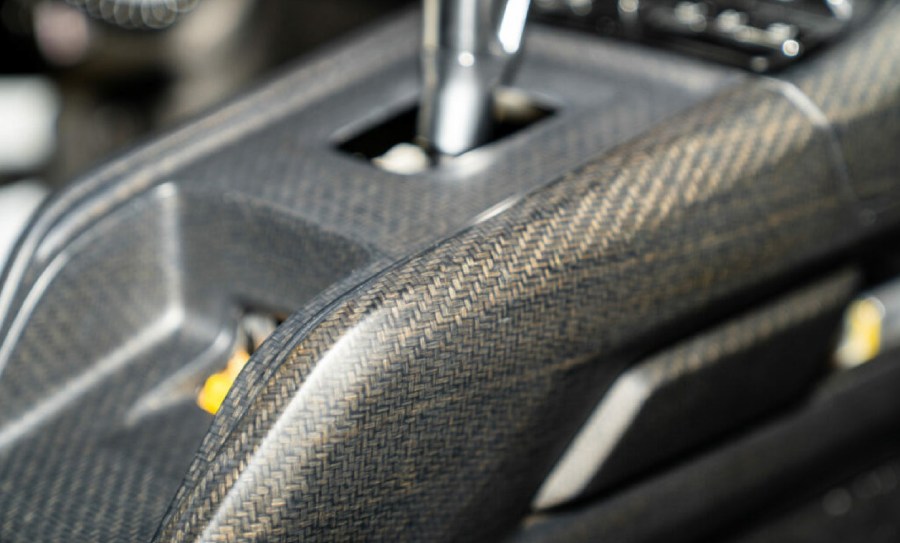 Фото 8. Экологичный интерьер гоночного автомобиля Porsche GT4 (Источник: jeccomposites.com)