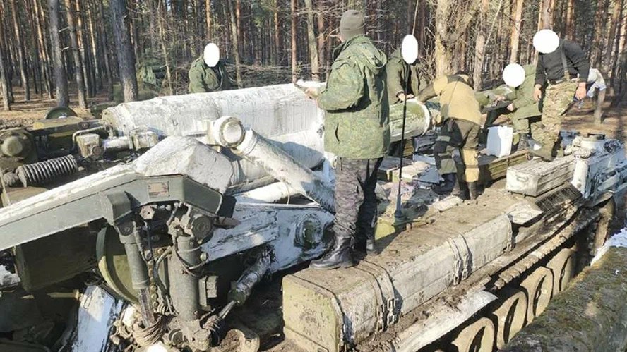 В зоне СВО испытали новый материал для маскировки танков, САУ и других видов вооружений. Благодаря применению «Теплосферы» бронетехника не выделяется на общем температурном фоне окружающих объектов