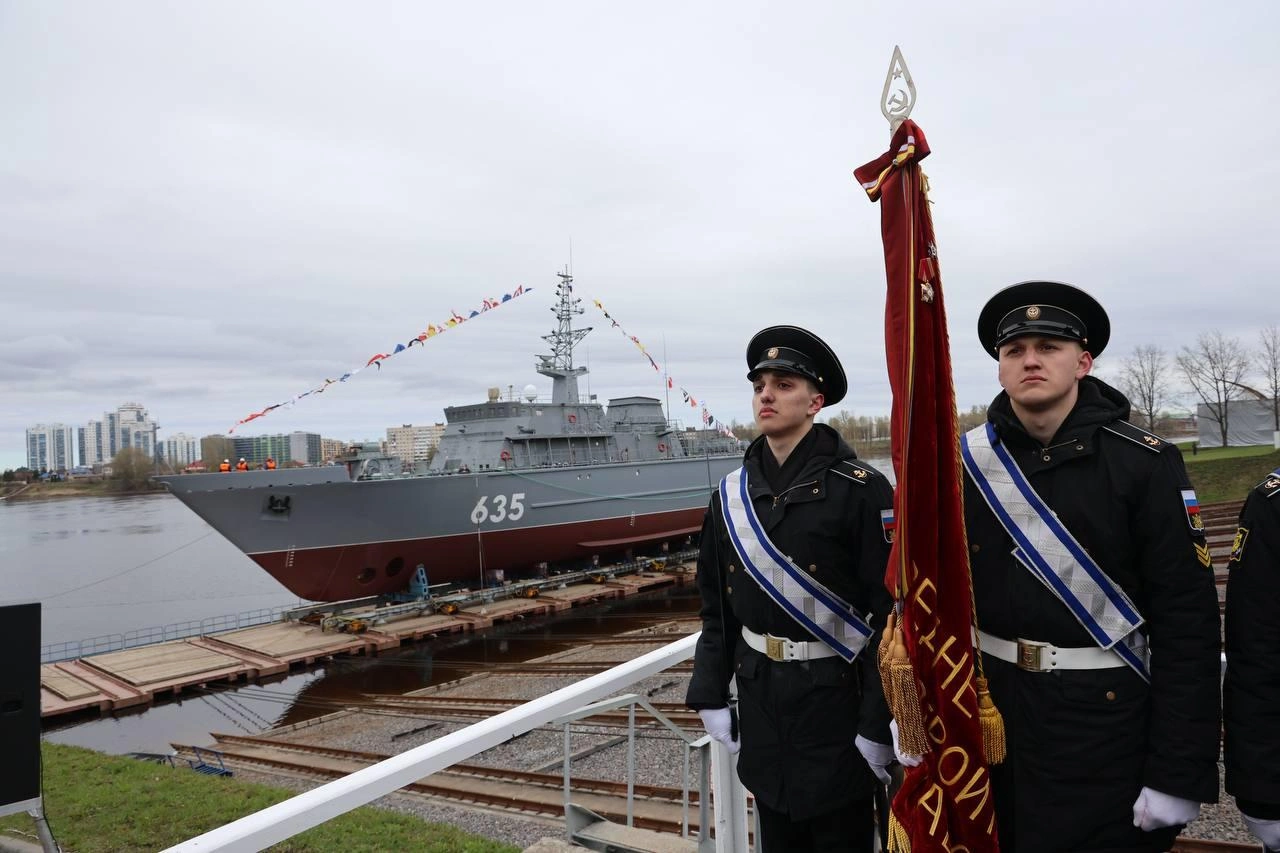 Корабль с самым большим в мире корпусом из стеклопластика спустили на воду в Петербурге