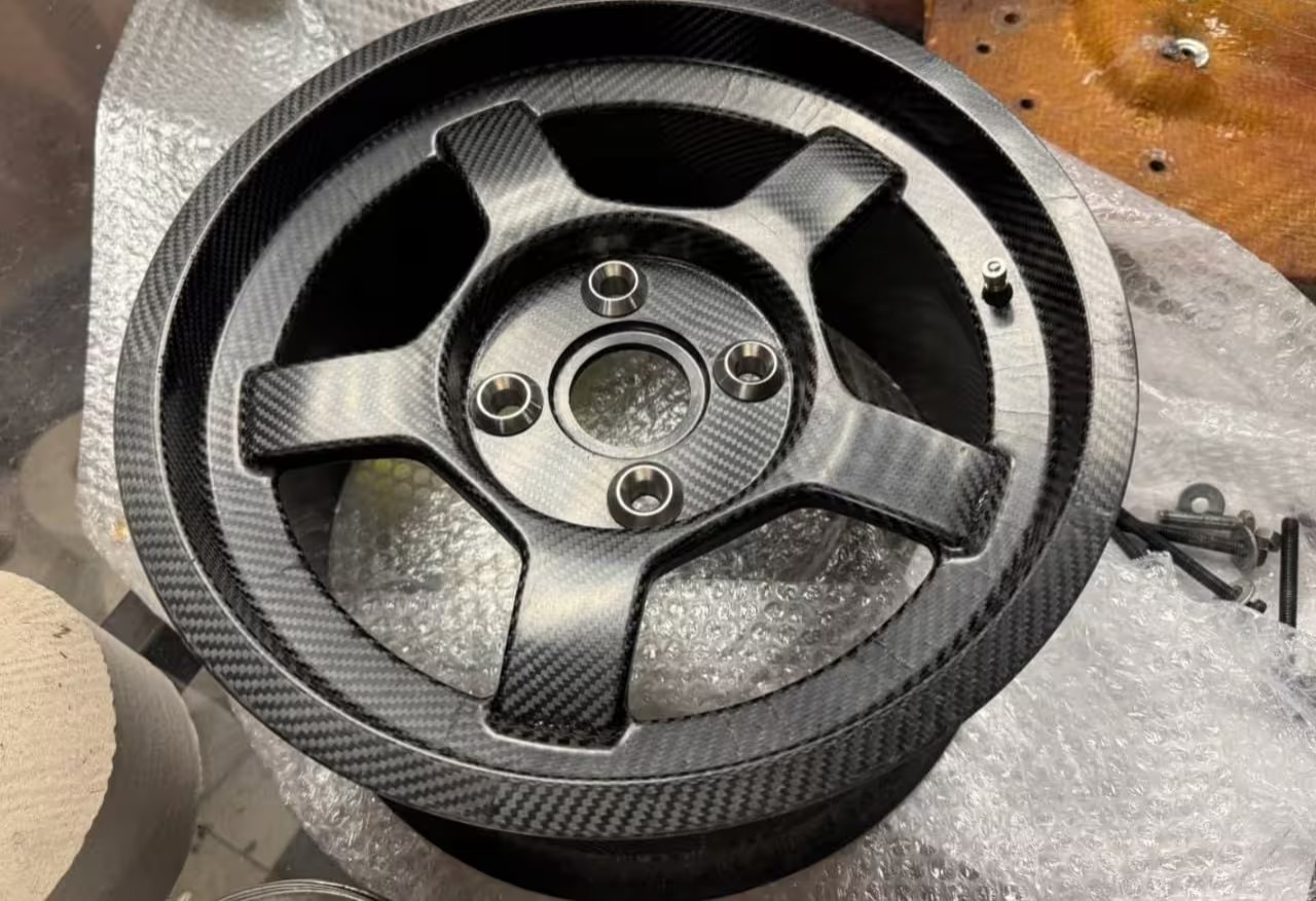 Монолитный колёсный диск из углепластика. Источник изображения «Автопоток»