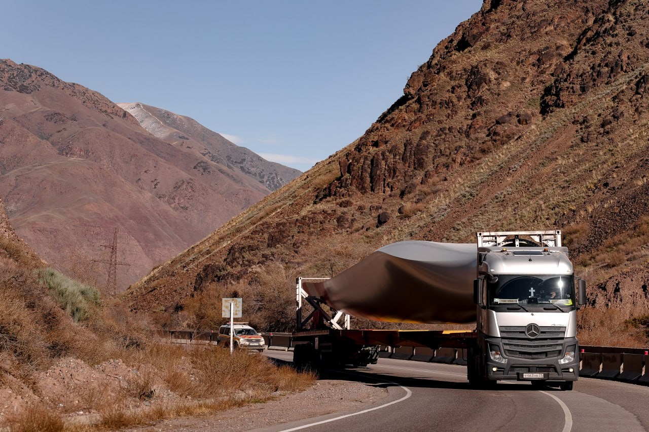«Росатом» поставил первые лопасти для ветропарка в Кыргызстане