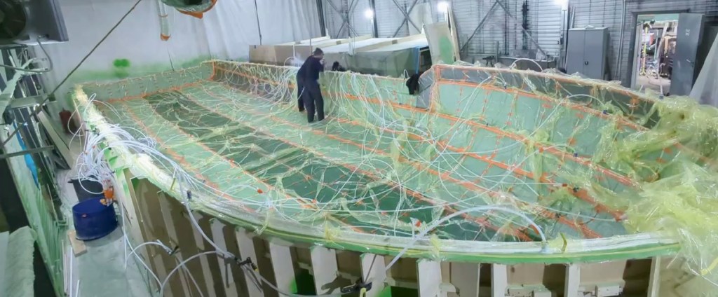 Рис. 1. Малое пассажирское судно пр.SP15 для каналов Санкт-Петербурга (проект КБ АНМК, производитель «Джокор»). Вверху — изображение судна, внизу — формование секции корпуса методом инфузии